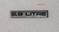 nápis 5.9 LITRE - ORIGINÁLNÍ DÍL
