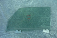 sklo levých předních dveří - dvojité