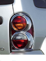 okrasné chromy zadních světel 