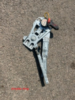 levá zadní stahovačka / mechanismus - ORIGINÁLNÍ DÍL