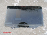 okno do levých bočních dveří/šoupaček - tmavé - ORIGINÁLNÍ DÍL